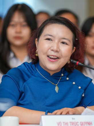 Con học song ngữ, về nhà cha mẹ phải nói tiếng Anh cùng thì mới giỏi?