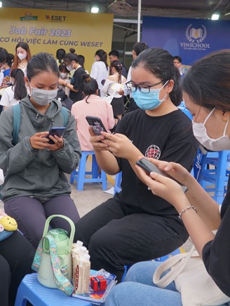 Bạn trẻ cần số hóa hồ sơ tìm việc