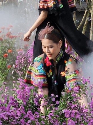 Rộn ràng sắc màu thời trang thổ cẩm - tơ lụa bên hồ Xuân Hương Đà Lạt