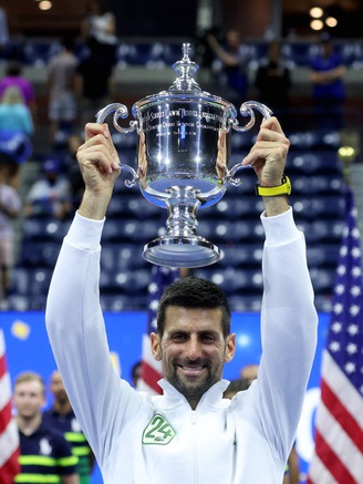 Djokovic bật khóc với kỳ tích san bằng kỷ lục khó phá nhất thời đại sau 50 năm