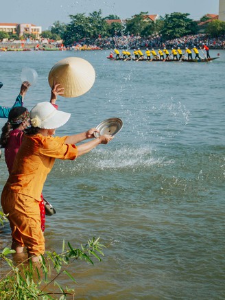 Náo nhiệt lễ hội đua thuyền ở nơi 'đón Tết Độc lập lớn nhất nước'