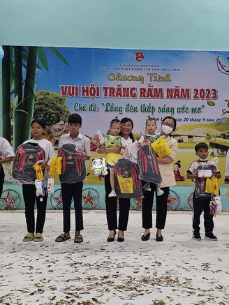 Tổ chức trung thu cho trẻ em mồ côi ở Vĩnh Long