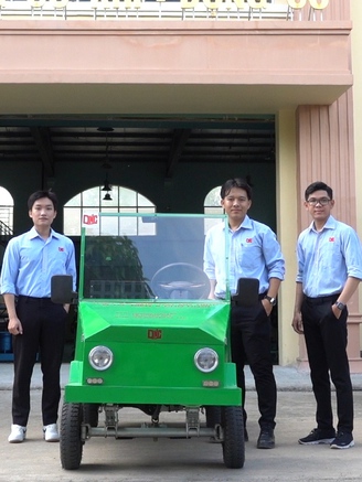 Sinh viên miền Tây chế tạo xe ô tô điện chở được hàng trăm ký nông sản