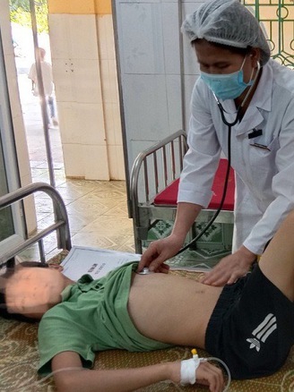 Uống nước ngọt không rõ nguồn gốc, 30 học sinh nghi ngộ độc