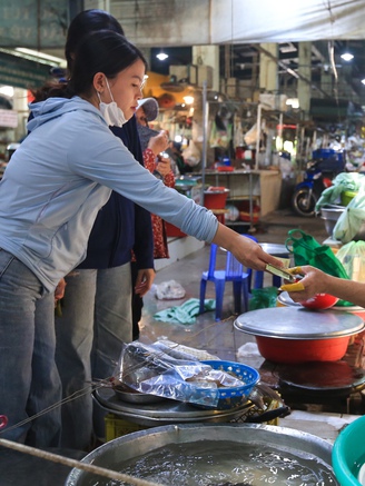 Cơm sinh viên: Ít tiền thì ăn đủ chất, an toàn thực phẩm được không?