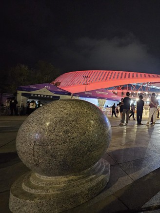 Nhìn quả cầu đá ở Ôn Châu, lại nhớ đến… cầu đá bị dỡ bỏ ở sân Mỹ Đình