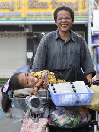 Cô gái nằm xe lăn dẫn đường người đàn ông mù bán vé số: Tằn tiện gửi ít tiền về quê