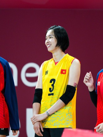 Không dám nghỉ sau trận thắng đầu tiên, đội tuyển bóng chuyền nữ Việt Nam lại tất tả 