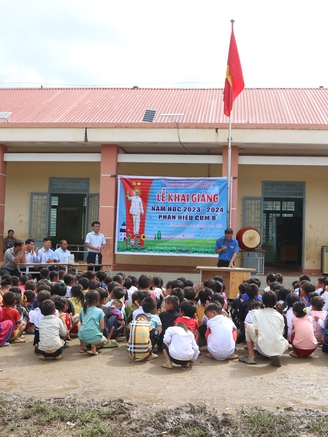 Vượt 10 km đường rừng với đầy sình lầy để khai giảng sớm ở bản làng H’Mông