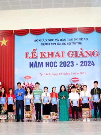 Anh Bùi Quang Huy, Bí thư thứ nhất T.Ư Đoàn dự lễ khai giảng tại Nghệ An
