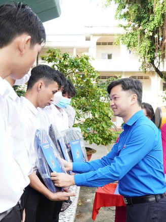 Bí thư T.Ư Đoàn Nguyễn Minh Triết dự lễ khai giảng, trao học bổng tại Vĩnh Long