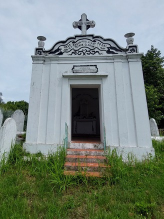 Kỳ lạ 'tháp hài cốt' cùng khu mộ trắng xóa ở bán đảo Sơn Trà