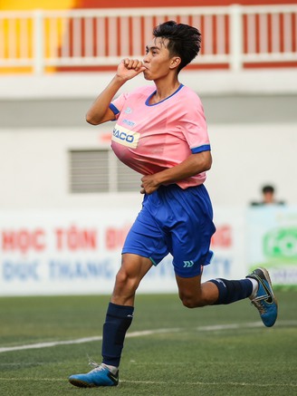 Màn ăn mừng tặng vợ đang mang bầu, ông bố trẻ chơi bùng nổ