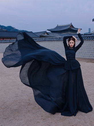 Người mẫu Việt diện yếm đào, thả dáng giữa cung điện lớn nhất Hàn Quốc