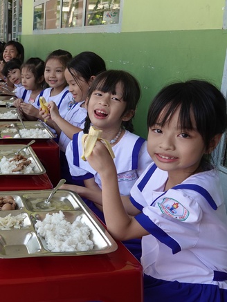 Trường học TP.HCM khuyến khích học sinh chấm điểm bữa ăn bán trú