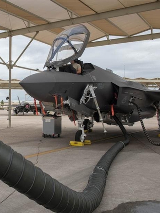 Một đèn pin làm hỏng động cơ máy bay F-35 14 triệu USD của không quân Mỹ