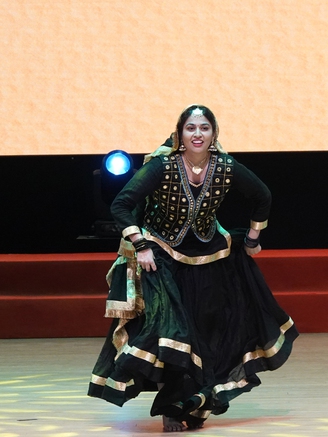 Gần 1.000 khán giả Bình Định thưởng thức điệu múa Punjabi truyền thống của Ấn Độ