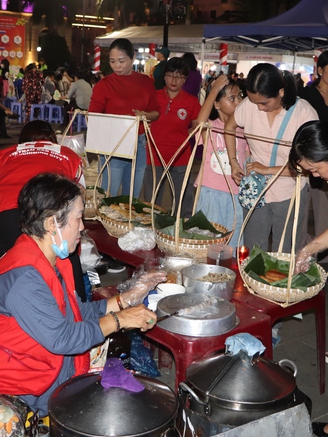 Có một hội chợ giảm giá nhiều mặt hàng tết...