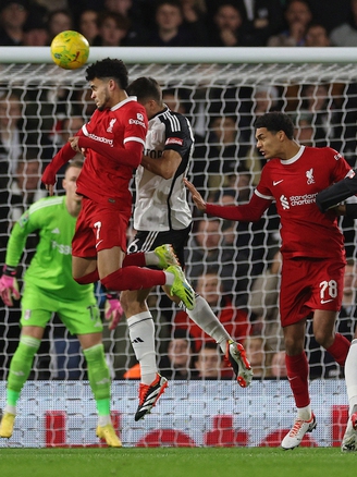 Liverpool nhọc nhằn vượt qua Fulham để vào chung kết Cúp Liên đoàn Anh