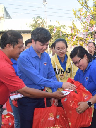 'Xuân biên giới - Tết biển đảo' mang niềm vui đến cho người dân Đồng Tháp