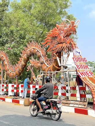 Độc lạ linh vật rồng làm từ lu, gốm sứ, có thể 'phun lửa'