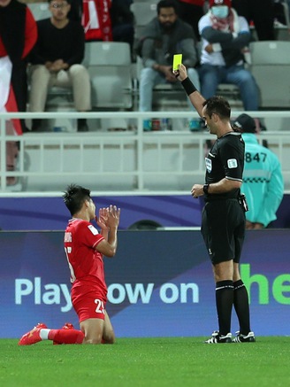 Cầu thủ Việt Nam cần làm gì khi thi đấu quốc tế dưới 'con mắt' VAR?