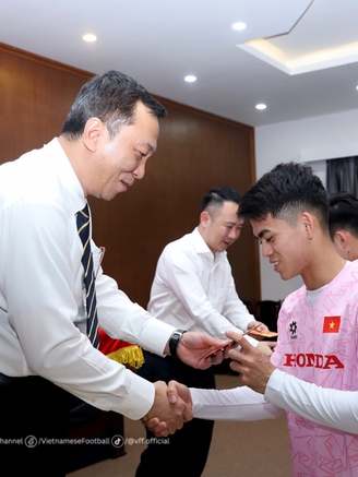 Chủ tịch VFF lì xì đội tuyển Việt Nam trước Asian Cup, HLV Troussier thốt lời cảm động