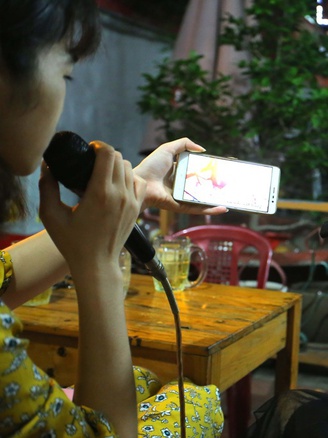 'Điên đầu' vì karaoke trong những ngày tết