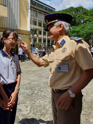 'Có bao giờ chúng ta dạy trẻ công việc của cô lao công, bác bảo vệ?'