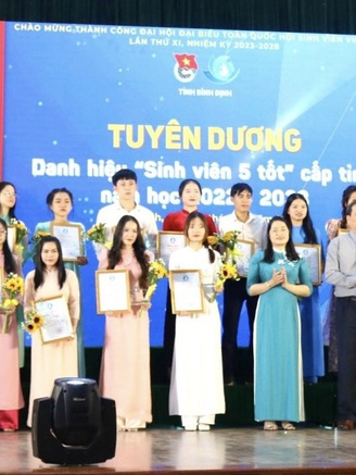 Tuyên dương các sinh viên đạt danh hiệu 'Sinh viên 5 tốt'