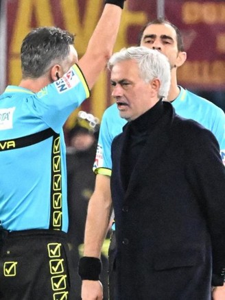 HLV Mourinho 'lập kỷ lục' nhận thẻ đỏ, bỏ họp báo sau trận hòa trước Atalanta