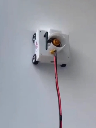 Sinh viên chế tạo robot leo tường được doanh nghiệp đặt hàng