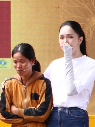 Quyền Linh, Hương Giang khóc nghẹn trước người vợ chật vật nuôi 4 con khi chồng mất