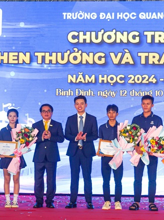 Khen thưởng, trao học bổng cho sinh viên có hoàn cảnh khó khăn