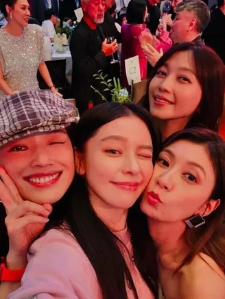 Bỏ qua 'hiềm khích', Thư Kỳ đứng chung khung hình với Từ Nhược Tuyên