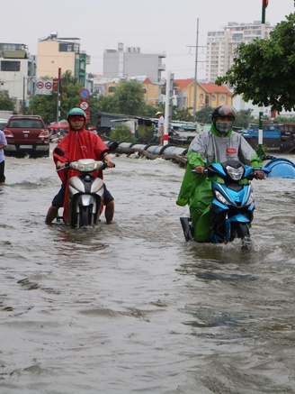 Triều cường dâng cao giờ tan tầm, nhiều tuyến đường ở TP.HCM 'biến thành sông'