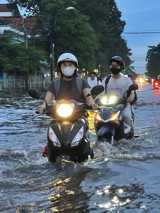 Triều cường ở TP.HCM đạt đỉnh: Có liên quan đến siêu trăng lớn nhất 2024?