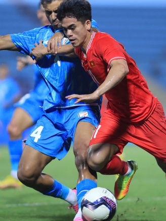 Đội tuyển Việt Nam: Ai đang ngóng thầy Kim, chờ chuyến tàu cuối đến AFF Cup?