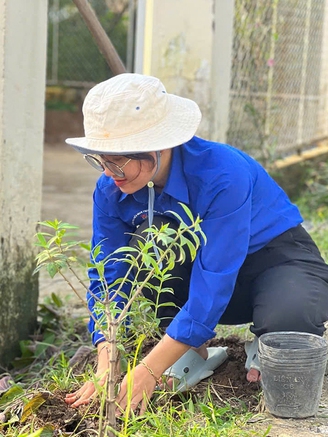 Cô gái làm đẹp xã nông thôn mới kiểu mẫu