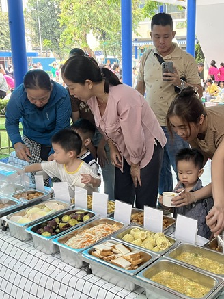 Trường mầm non công khai bữa ăn bán trú, phụ huynh 'mục sở thị' giờ ăn