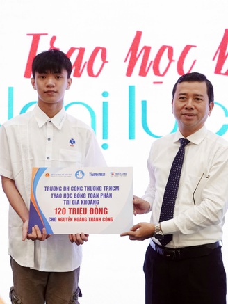 Cậu học trò hoàn cảnh khốn cùng được trường đại học cấp học bổng toàn phần