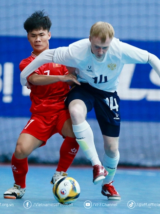 Ghi 2 bàn trong 2 phút cuối, U.19 futsal Việt Nam thắng sốc trước Nga