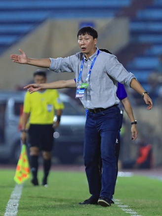 HLV Kim Sang-sik chạy nước rút trước AFF Cup: ‘Săn đầu người’ khắp Việt Nam