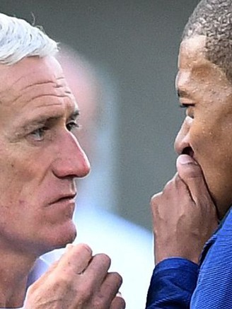 Mbappe đã làm gì mà HLV Deschamps phải lên tiếng giải thích?