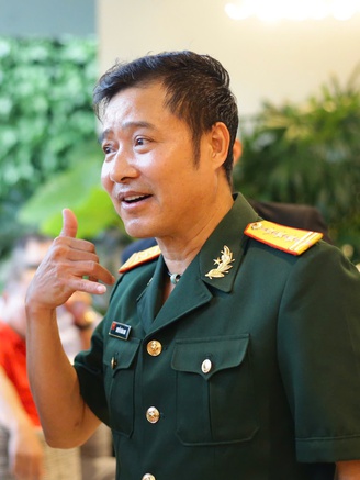 Hồng Sơn 'công chúa' rưng rưng trong ngày ra mắt hồi ký: Cay đắng và vinh quang!