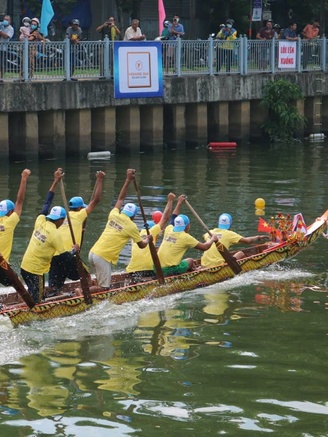 Ra bờ kè xem đua ghe ngo