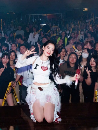 Chi Pu xúc động trong buổi họp fan
