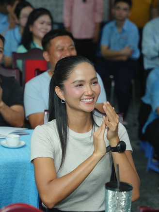 H'Hen Niê và Dương Hoàng Yến chia sẻ cùng thầy cô