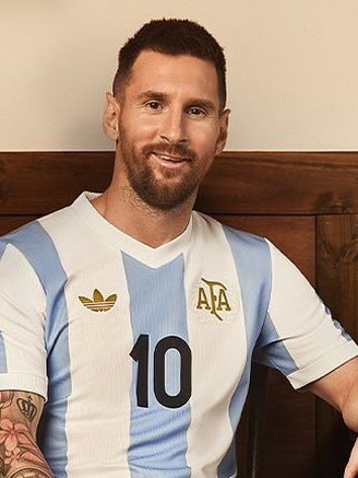 Messi và đội tuyển Argentina giữ vững ngôi đầu, mặc áo đấu đặc biệt trận gặp Peru