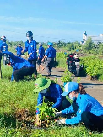 Thanh niên Cà Mau tham gia tái hiện sự kiện 200 ngày tập kết ra Bắc